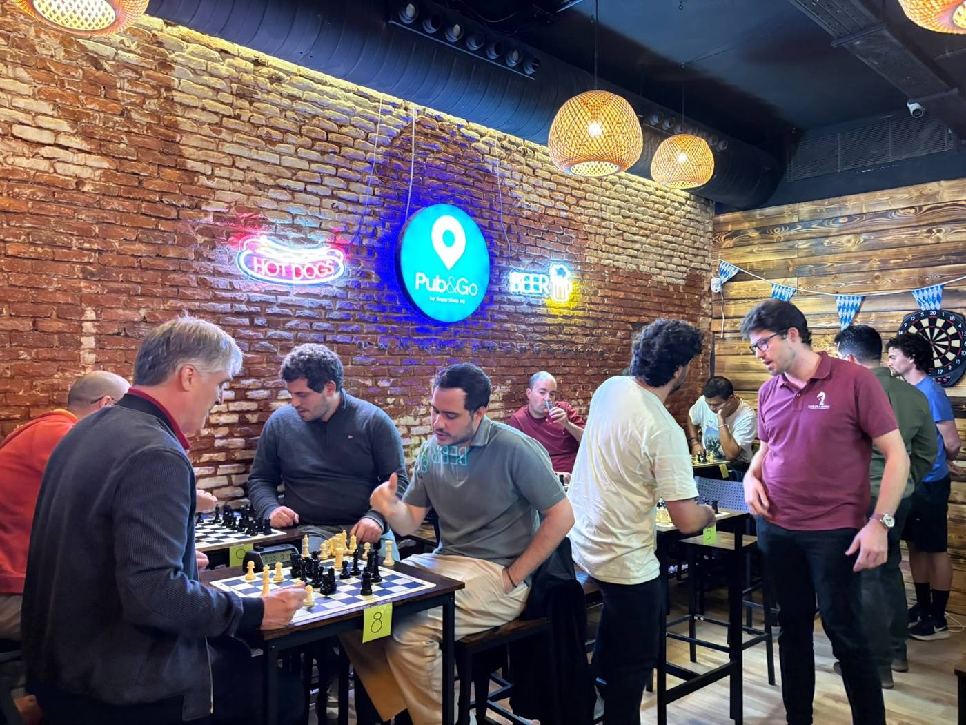 Jugadores de ajedrez en el Pub&Go La Latina durante el primer Pub&Chess