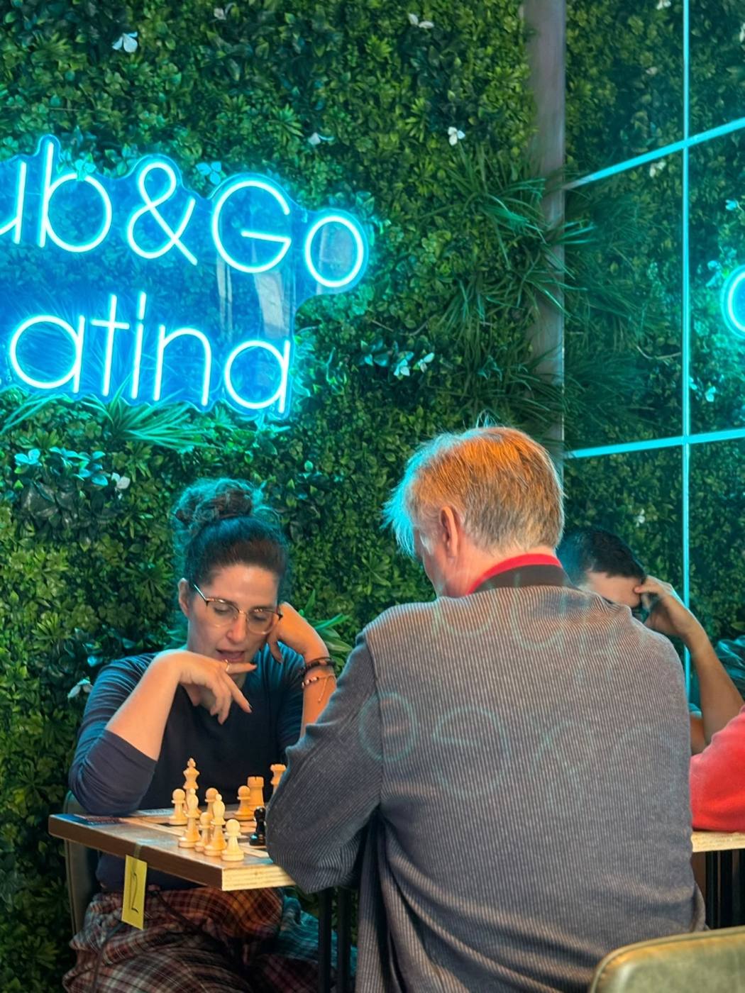 Partida concentrada en el primer Pub&Chess