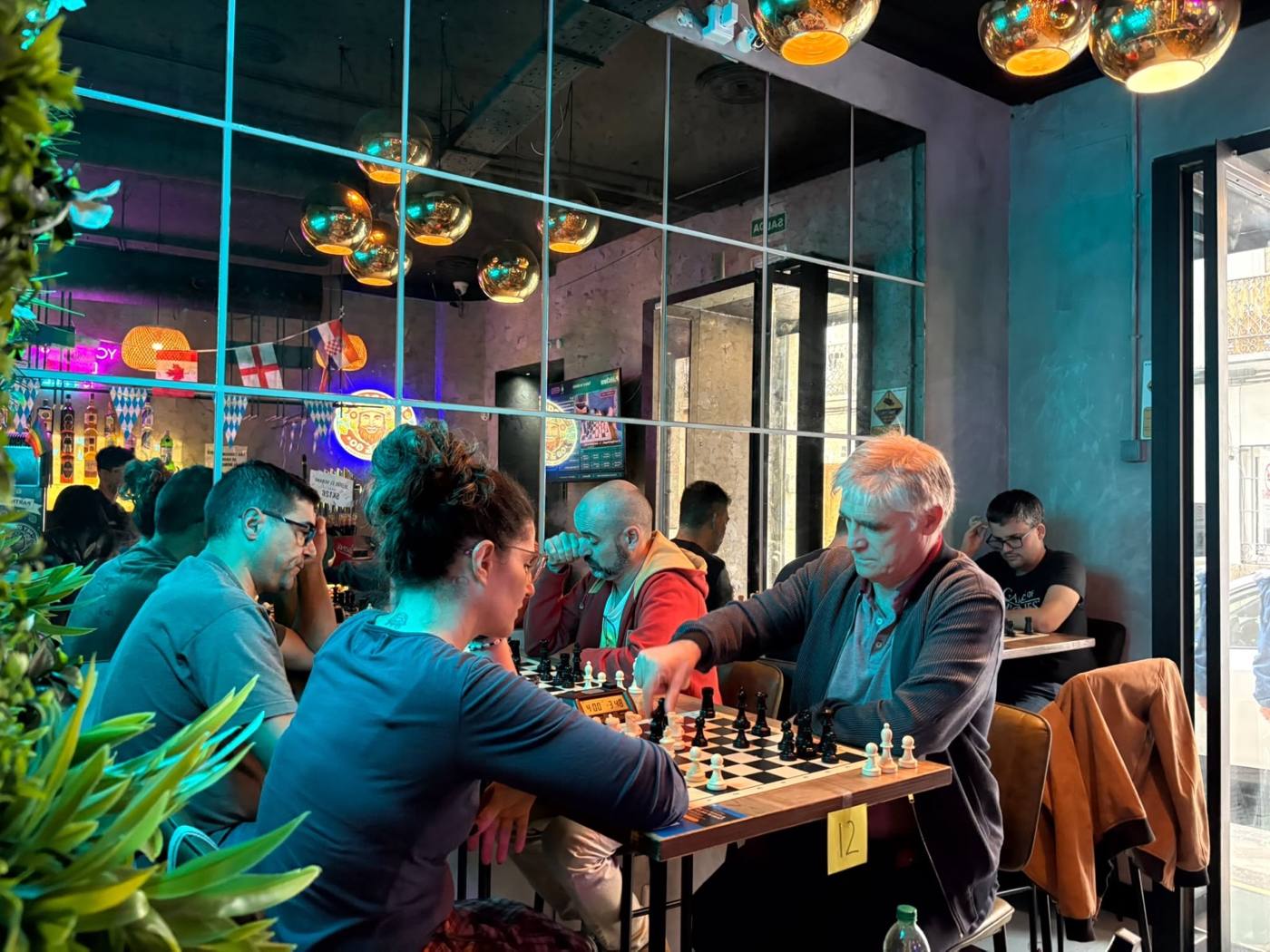 Varias partidas a la vez en la sala principal del Pub&Go La Latina