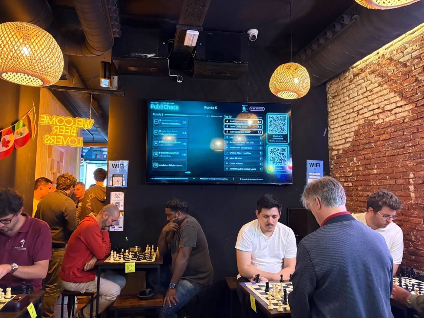 La tele del bar mostrando la clasificación en directo mientras se juega